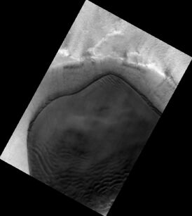 Кальдера патеры Пицундской. Снимок камеры высокого разрешения HiRISE («MRO»), 31 июля 2009 года