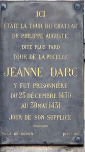 Мемориальная доска у места заключения Жанны д’Арк