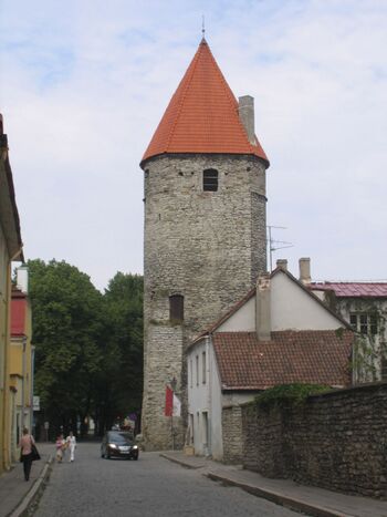 Улица Сууртуки и башня Плате со стороны Старого города