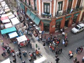 На площади «Доррего» бойко продаётся антиквариат