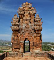 Гопурам тямского храма Поклонггарай, Вьетнам