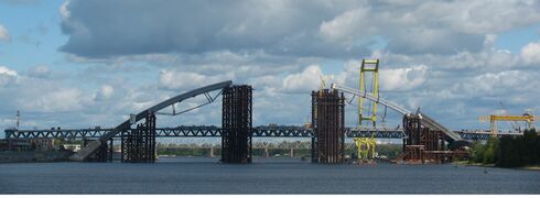 Строительство арки мостового перехода (справа плавучий кран «Захарий LK-600», 2011).