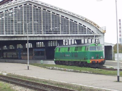 Польский тепловоз SU45 и польский пассажирский состав на вокзале Калининград-Пассажирский
