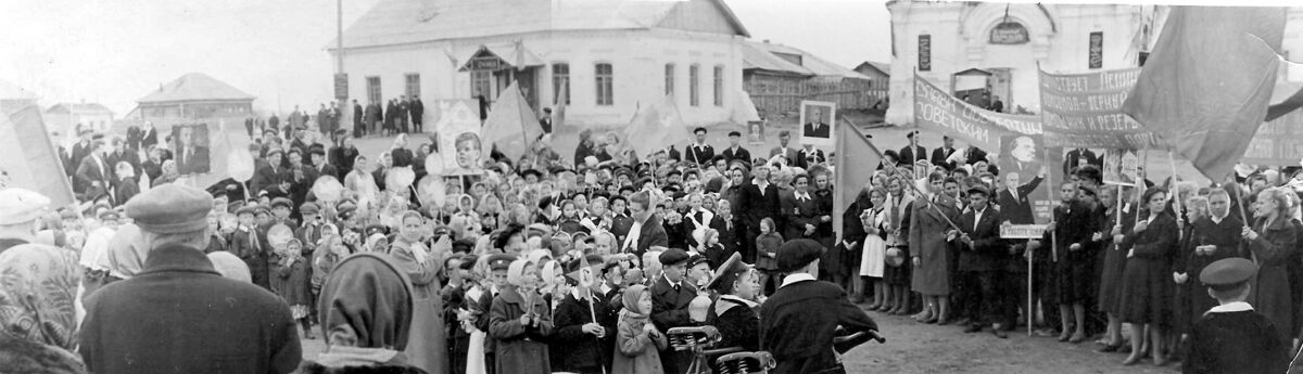 Редкая панорамная фотография Половинного, датированная 1957 годом. На снимке - митинг половинцев в честь 40-летия Великой Октябрьской социалистической революции на фоне еще неразрушенной Покровской церкви.