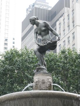 Статуя Помоны на площади