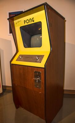 Вертикальный аркадный автомат с Pong, подписанный Алланом Алькорном, в общественном музее Невилл  (англ.) (рус.