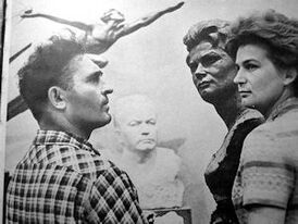 Скульптор Постников, Валентина Терешкова и её бюст его работы, слева вверху фрагмент скульптурной композиции «В космос»