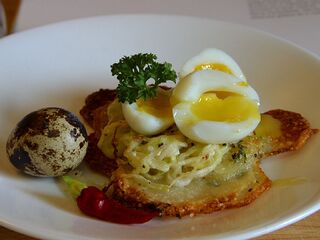 Картофельный галетт с перепелиными яйцами