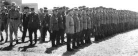 Генерал-майор В. В. Новиков и бригадный генерал У. Р. Тиркс инспектируют войска перед совместным советско-британским военным парадом в Тегеране, в сентябре 1941 г.