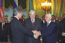На фото (слева направо) Билл Клинтон, Борис Ельцин, Леонид Кравчук 14 января 1994 года, после подписания трёхстороннего заявления о дальнейшем ядерном разоружении Украины