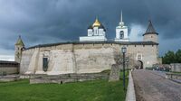 Вид от Довмонтова города на стены Кремля