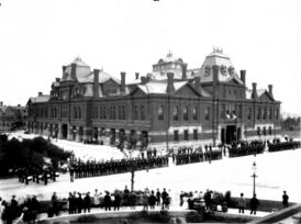 Бастующие рабочие завода «Пульман» и национальная гвардия штата Иллинойс в посёлке Пулмен. Июль 1894 года