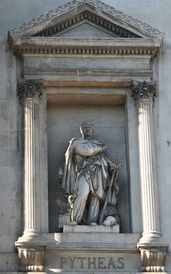 Памятник Пифею работы Огюста Оттена на фасаде Дворца биржи (Марсель)