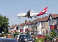 Boeing 747—438 авиакомпании Qantas в заходе на посадку в Международный аэропорт Хитроу