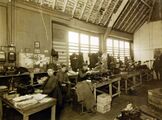 Солдаты армейских интендантов США в ремонтной мастерской пишущей машинки, Тур, Франция, 1919 г.