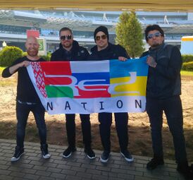 RED в Минске с подарком фанатов. Слева направо: Майкл Барнс, Рэнди и Энтони Армстронги, Дэн Джонсон