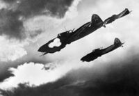 Разомкнутый строй пеленга, штурмовка звеном «Ил-2 атакует», советские лётчики на самолётах Ил-2 атакуют колонну противника, Курская дуга, Воронежский фронт, 1 июля 1943 года.