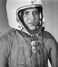 Пауэрс в защитном шлеме и высотно-компенсирующем костюме, 1960
