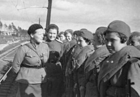 Начальник политотдела майор Никифорова Е. Н. беседует с девушками, уезжающими на фронт, 1 апреля 1943 года
