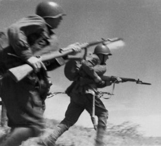 Бойцы РККА идут в атаку. Великая Отечественная война, 1941 год