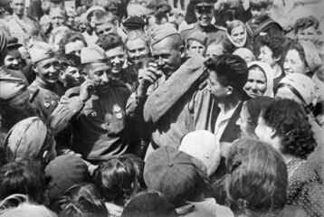 Встреча демобилизованных воинов на Ржевском вокзале в Москве. 1945 г.