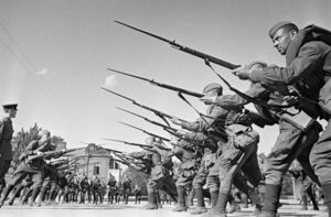 Обучение бойцов перед отправкой на фронт. Москва, август 1941 год