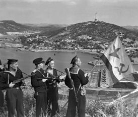 Моряки-десантники Тихоокеанского флота водружают флаг над Порт-Артуром