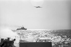 Корабли Тихоокеанского флота в боевом походе (на втором плане — эсминец проекта 7 и бомбардировщик Ил-4 ВВС ТОФ), 1945 год.