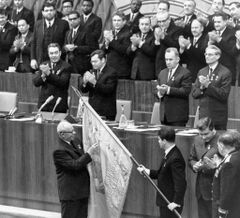 Подгорный (слева внизу) вручает орден Октябрьской Революции организации ВЛКСМ (25 октября 1968 года)