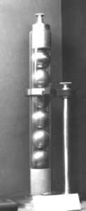 Столбик из металлических шариков (1899)