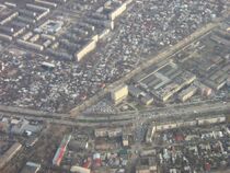 Проспект Райымбек батыра (на снимке — слева направо), угол улицы Емцова. Видна река Большая Алматинка