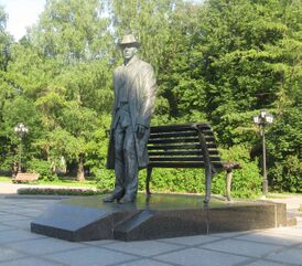 Rakhmaninov monument in Novgorod 1.jpg