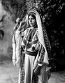 Молодая женщина из Рамаллы в приданом головном уборе, 1898–1914 годы.
