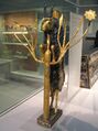 Таран в зарослях; 2600—2400 годы до н. э.; золото, медь, ракушка, афганский лазурит и известняк; высота: 45,7 см; из Королевского кладбища в Уре (мухафаза Ди-Кар, Ирак); Британский музей (Лондон)