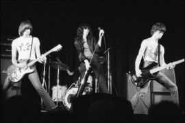 Ramones в 1976 году. Слева-направо: Джонни Рамон, Томми Рамон (сзади), Джоуи Рамон, Ди Ди Рамон