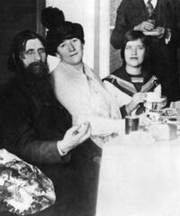 Матрена Распутина (справа), Распутин и Юлия Ден (в центре) в 1914 году.
