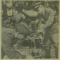 Командиры осматривают трофейный крупнокалиберный миномёт. 9 августа 1941 г.