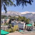 Жилые кварталы Дхарамсалы на фоне Гималайских гор