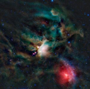 В правом нижнем углу красный свет исходит от пылевого облака, окружающего Сигму Скорпиона. В центре изображения Ро Змееносца
