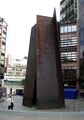 Фулькрум 1987, 17-метровая стальная скульптура вблизи станции «Ливерпуль-стрит» в Лондоне