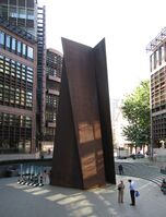 Ричард Серра, Fulcrum 1987, 17-метровая скульптура, сделанная из стали кортеновской, около вокзала Ливерпуль-стрит, Лондон