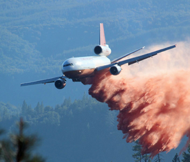 DC-10 Air Tanker принимает участие в тушении лесных пожаров в Калифорнии (август 2013)