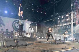 Rise Against на Rock Am Ring в 2018. Слева направо: Зак Блэр, Брэндон Барнс (на ударных), Тим Макилрот, Джо Принсипи