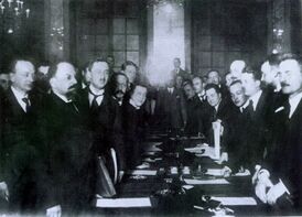Подписание Рижского мирного договора в 1921 году. Л. Л. Оболенский — первый слева