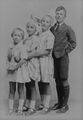 Роальд Даль, будущий английский писатель, в 10-летнем возрасте со своими сёстрами, 1927 год