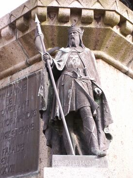 Роберт Дьявол (одна из статуй памятника шести герцогам Нормандии в Фалезе).