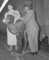 Джек Бенни (слева) и Эдди Андерсон привезли для своего шоу верблюда. Лос-Анджелес, 1943 год.