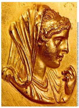 Изображение Олимпиады на отчеканенном при Каракалле (198—217) римском медальоне. Археологический музей Салоник, Греция