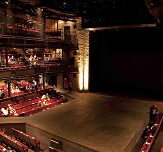 Интерьер Королевского Шекспировского театра, просцениум глубоко выдаётся в зрительный зал