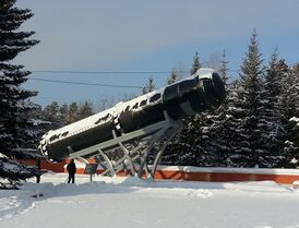 Макет-памятник ракеты РСМ-52 у проходной ФНПЦ «Алтай» в Бийске